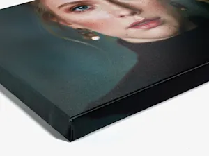 Nahaufnahme eines Porträts einer Frau als Textildruck auf einem Keilrahmen.