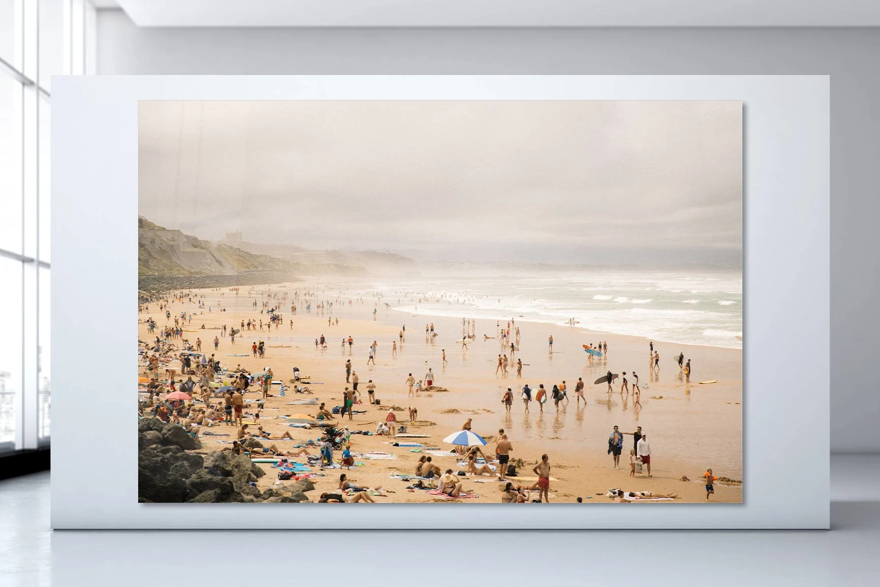 Der Masterprint zeigt einen überfüllten Strand mit vielen Menschen und einen wolkigen Himmel.