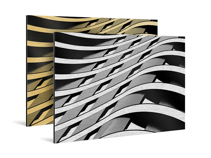 Façade de maison sur impression directe sur aluminium brossé, l'une imprimée en argent et l'autre en or.