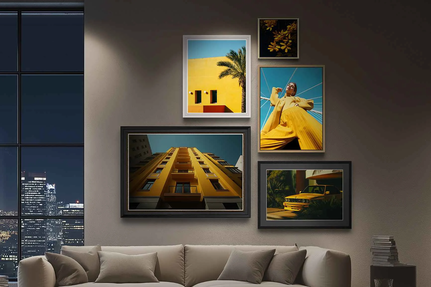 Quattro fotografie incorniciate nei toni del giallo appese a una parete, tra cui un grattacielo, una palma, una donna e una BMW.