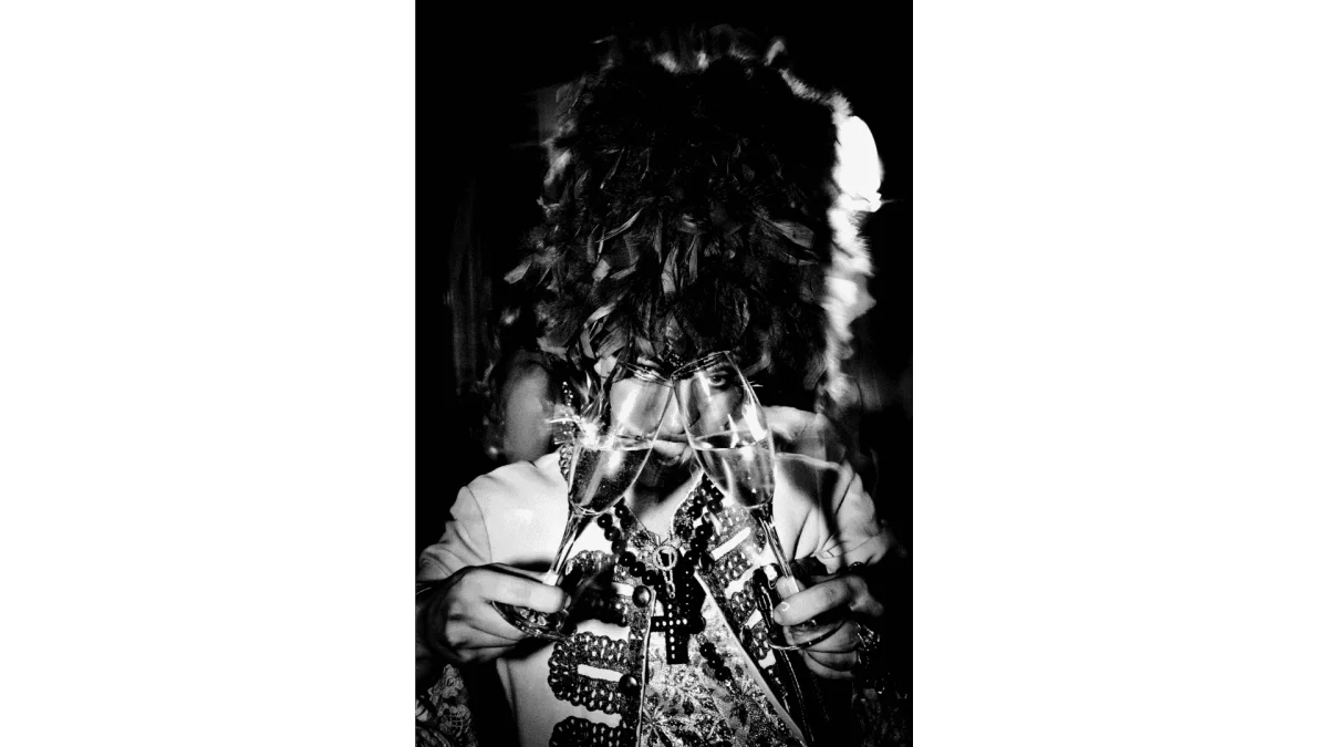 A picture taken by photographer Benita Suchodrev, representing a man holding two champagne flutes