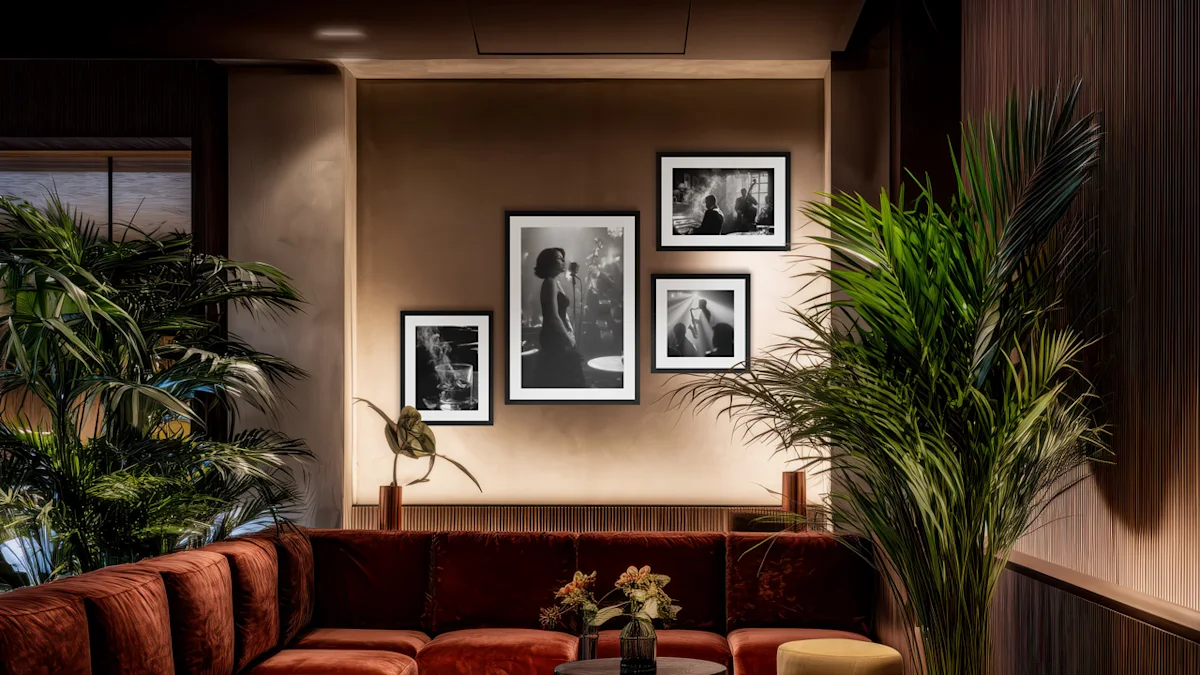 Ambiente eines klassischen Jazzclubs mit roten Samtsitzen, schwarz-weißen Fotografien an beigefarbenen Wänden und üppigen Palmen, die den Raum einrahmen