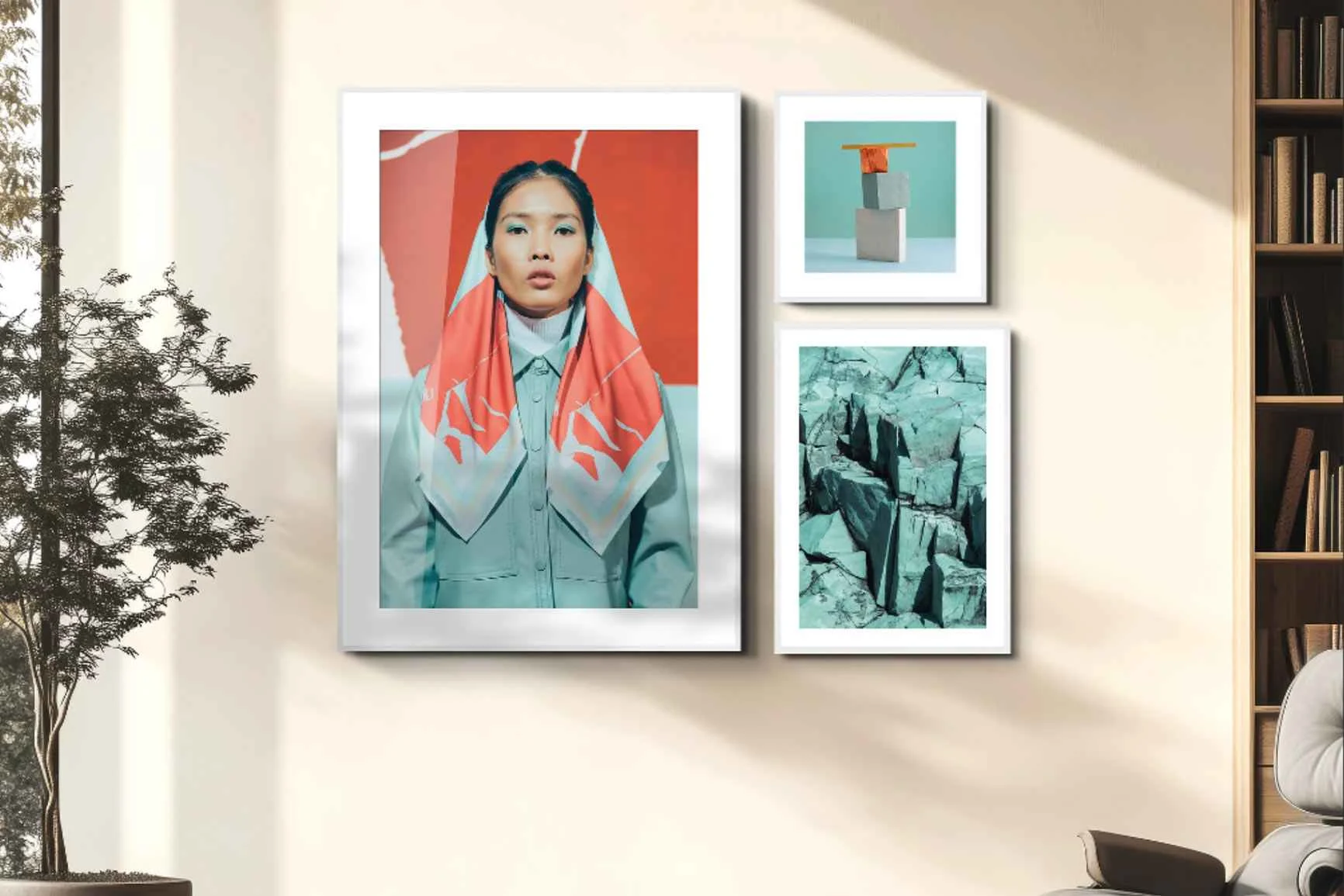 Tre cornici magnetiche amovibili bianche su una parete chiara, a sinistra il ritratto di una donna e a destra due opere d'arte astratte.