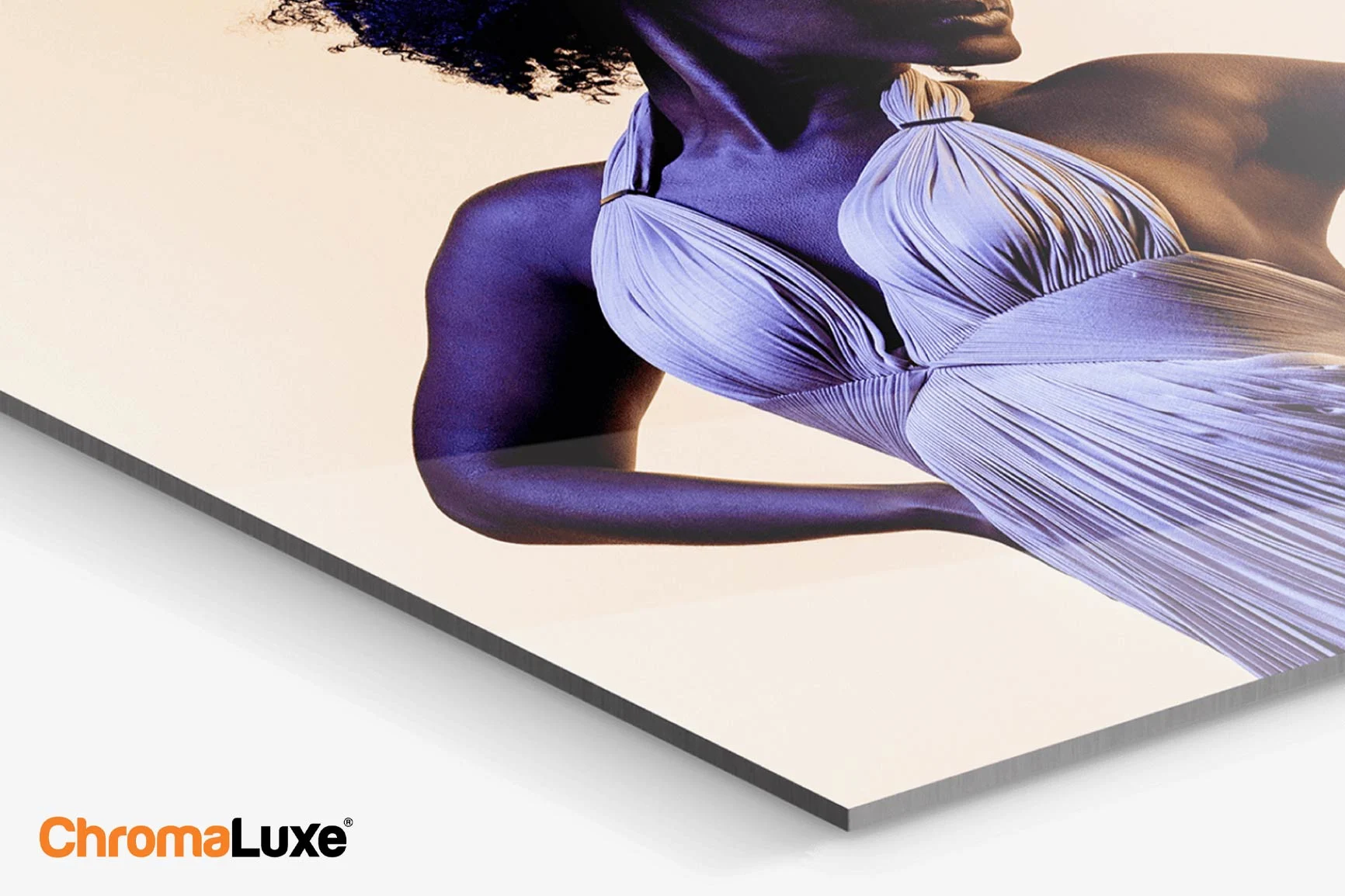 Chroma Luxe HD Metal Print von WhiteWall mit einer Frau in einem eleganten, hellen Kleid, die einen Arm anhebt. 