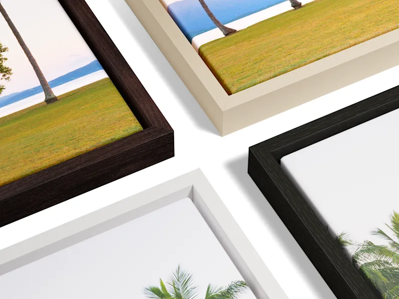 Quatre impressions sur toile encadrées représentant une scène de plage tropicale, proposées avec des cadres en brun foncé, crème, blanc et noir.