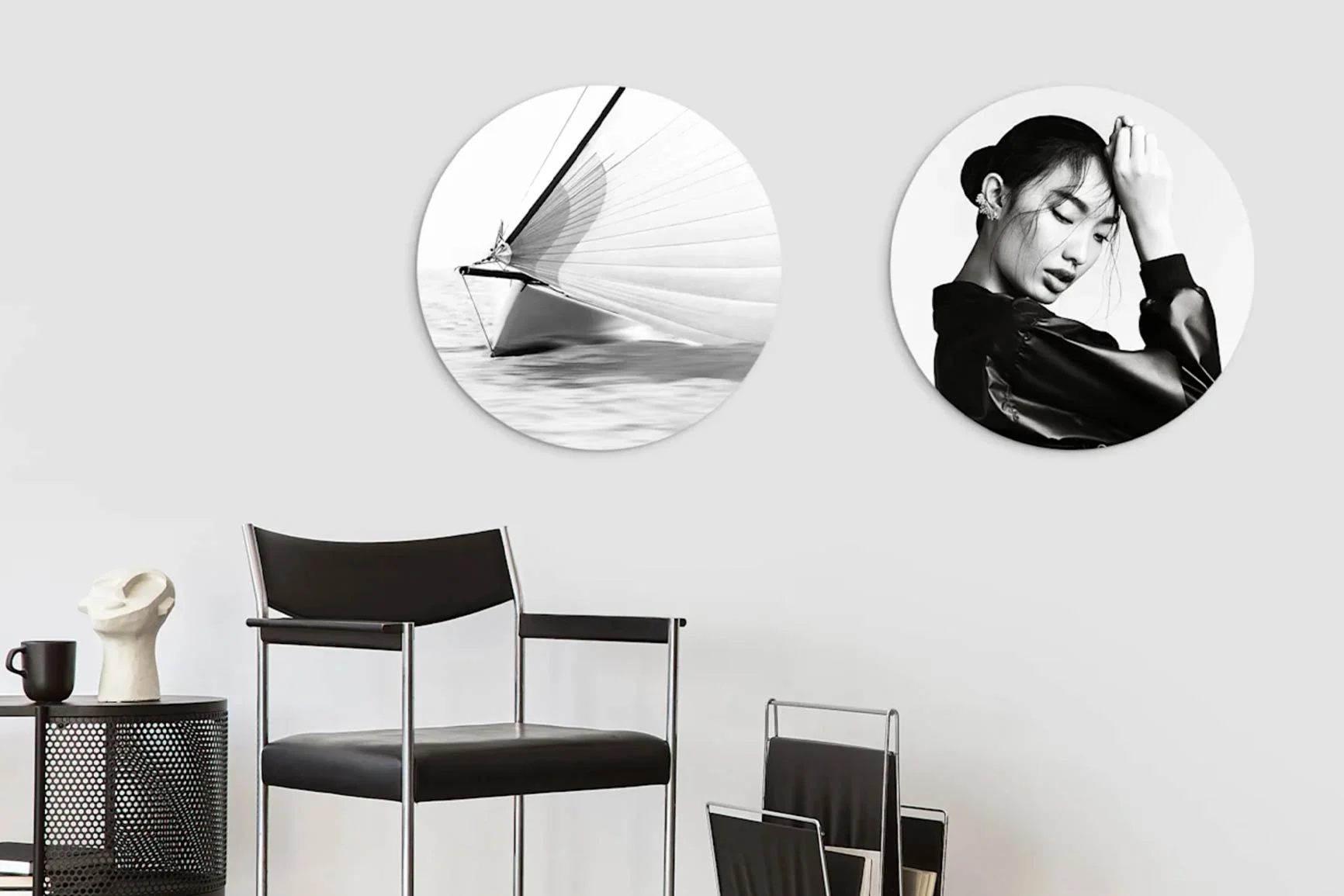 Due fotografie in bianco e nero di formato circolare, a destra una barca a vela e a sinistra il ritratto di una donna.