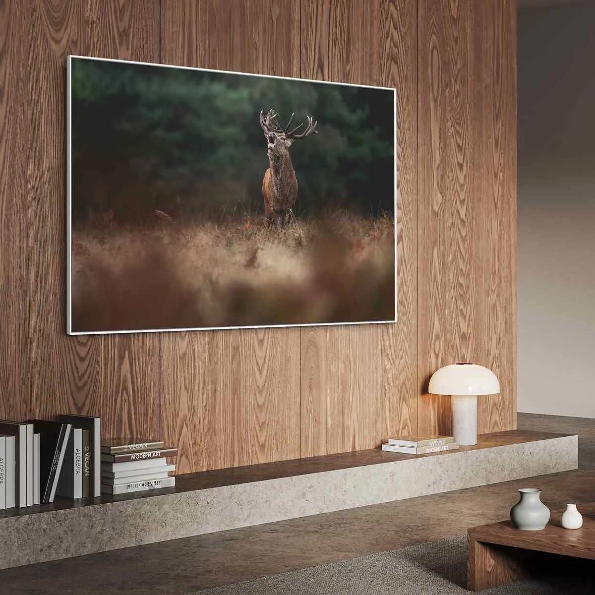 Cornice con effetto ombra con motivo cervo nel soggiorno con rivestimento in legno.