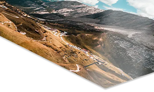 Nahaufnahme eines Fuji Crystal DP II-Fotodabzugs, der ein Bergdorf zeigt.