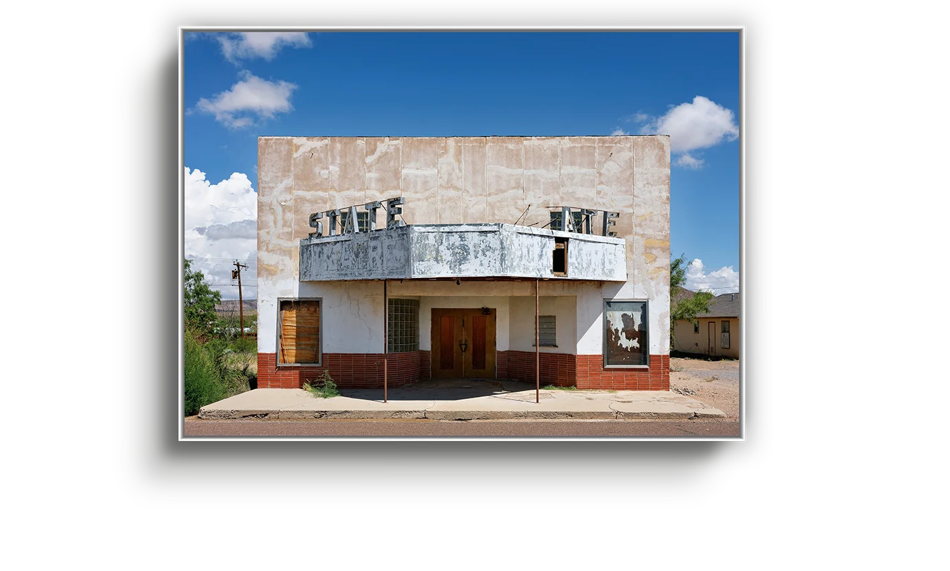 Nahaufnahme des gedruckten Fotos von Wim Wenders in einem weißen Alu-Rahmen.