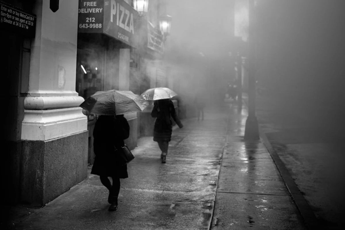 Street szene in New York, people with umbrellas, photo by Phil Penman.