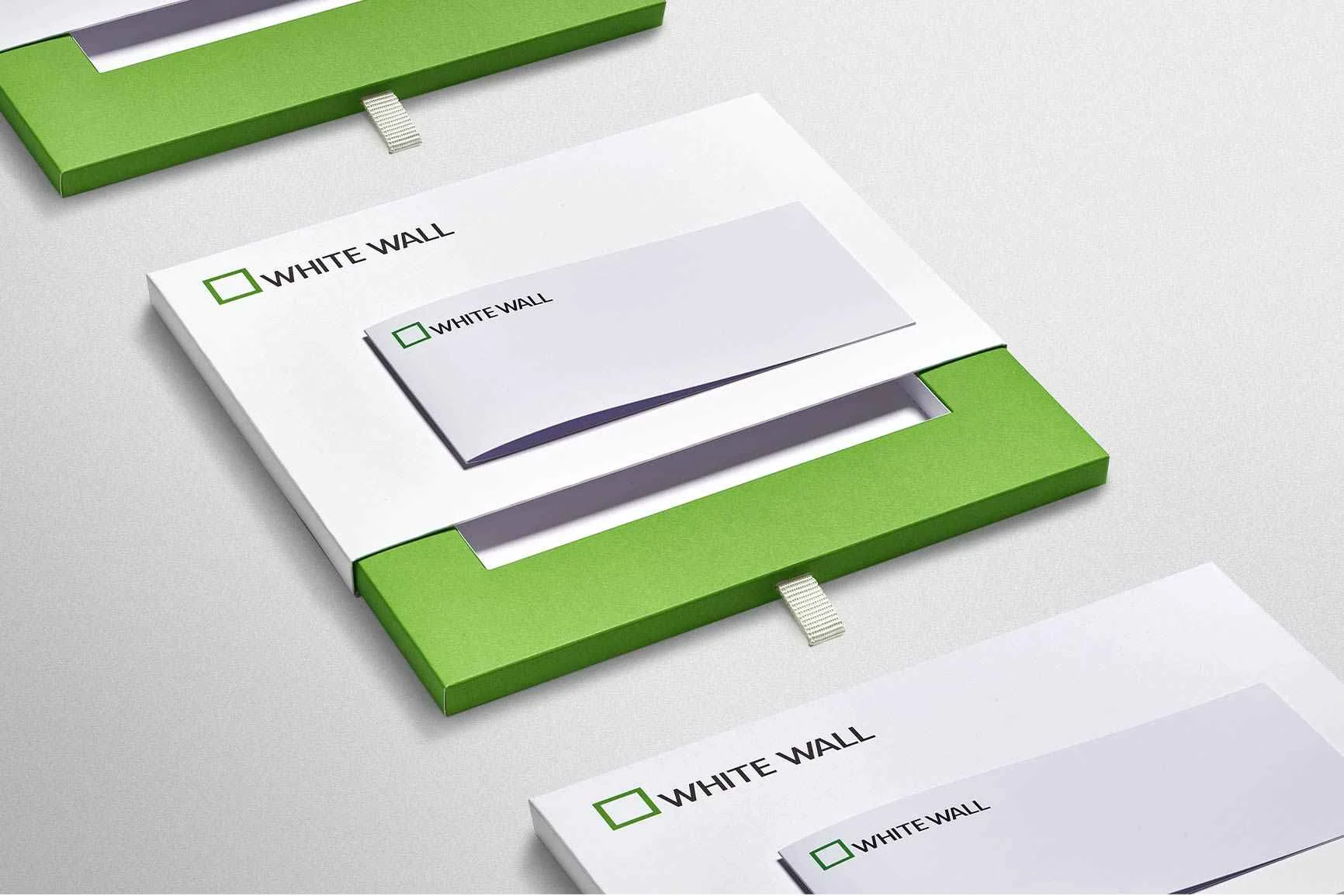 WhiteWall Geschenkgutscheine mit grünem Rand auf grauem Untergrund angeordnet.