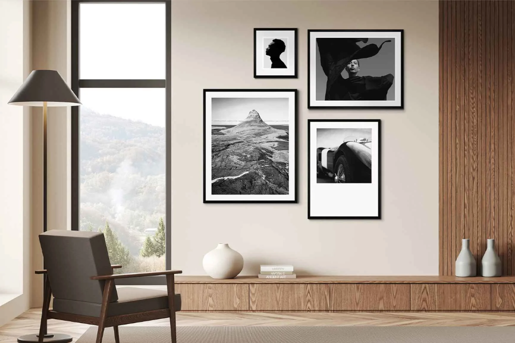 Quattro fotografie in bianco e nero incorniciate appese alla parete sopra una credenza.