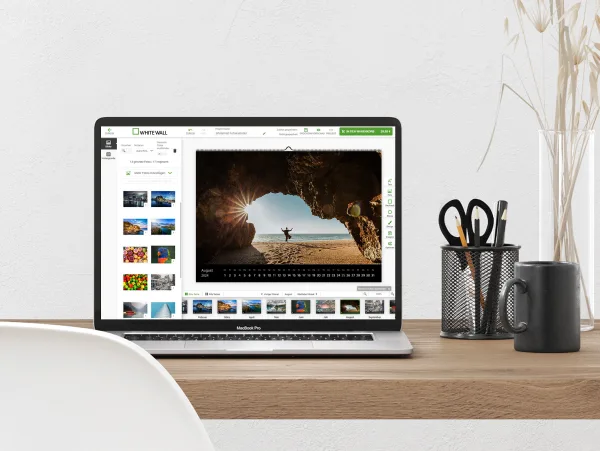 A laptop on which a calendar is being edited in the configurator stands on a table.