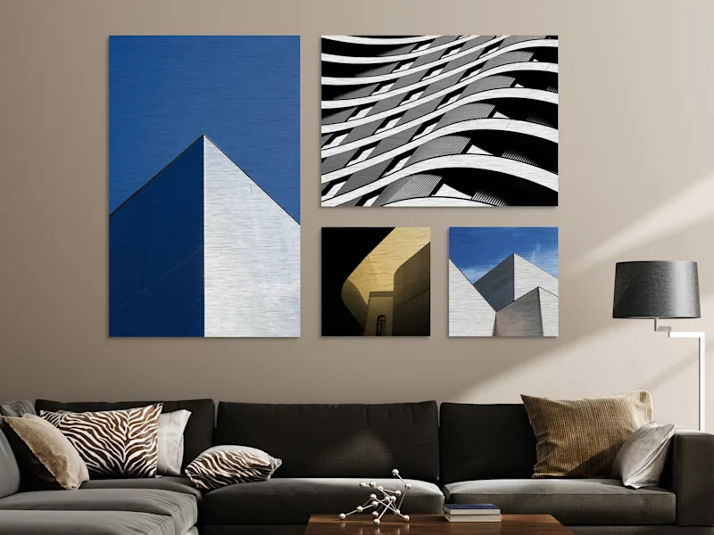 Plusieurs motifs différents imprimés directement sur de l'aluminium brossé sont accrochés au mur d'un salon.