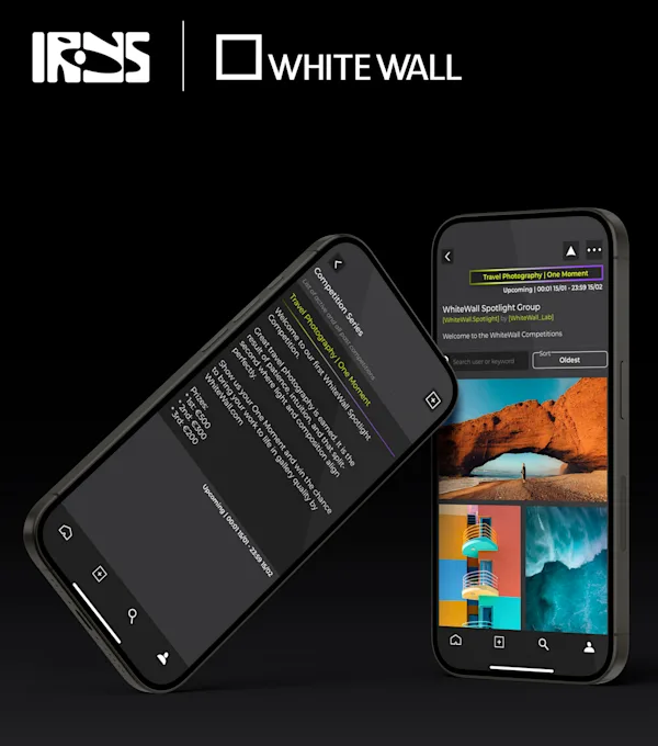 Zwei Smartphones auf schwarzem Grund zeigen Details zu einem Fotowettbewerb in der IRYS-App. Das linke, schräg liegende Display zeigt Informationen zur „Competition Series“ mit Details zu Preisen und Teilnahmebedingungen. Das rechte Display zeigt die „WhiteWall Spotlight Group“ mit Beispielbildern von einer Felsformation am Strand, bunter Architektur und einer Meereswelle. Oben links befinden sich die Logos von IRYS und WhiteWall.