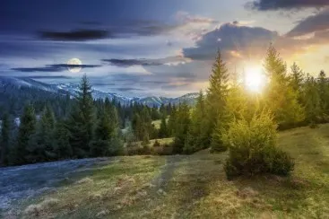 Boslandschap met bergen, zon rechts boven bomen, maan links aan de hemel, gespleten licht in beeld
