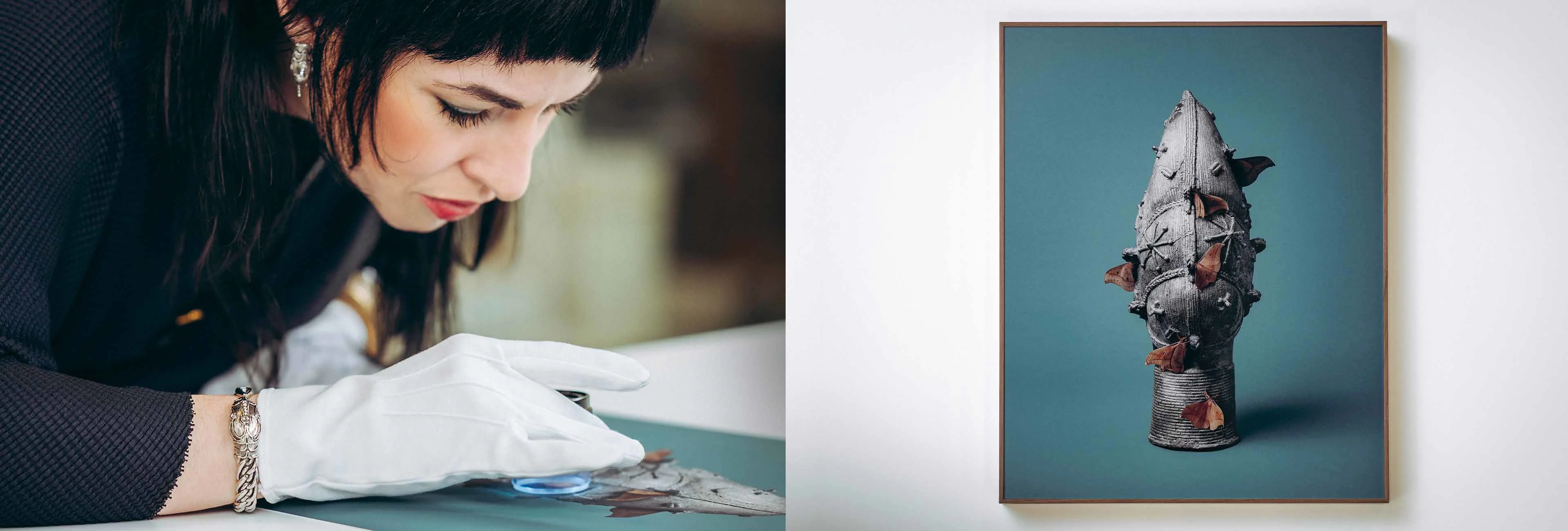 Die zweiteilige Grafik zeigt links eine Nahaufnahme der Künstlerin Jasmina Cibic mit konzentriertem Blick, während sie mit weißem Archivhandschuh eine Messlupe über einen Fine Art Print führt. Auf der rechten Seite ist das fertige, vertikal ausgerichtete Bild in einem schmalen Holzrahmen zentriert an einer weißen Wand abgebildet. Das Kunstwerk selbst zeigt die detailreiche historische Bronzeskulptur mit braunen Faltern vor einem blaugrünen Hintergrund. Die Kombination der beiden Szenen veranschaulicht den präzisen Prozess von der finalen Prüfung bis zur fertigen Präsentation der Fotokunst.