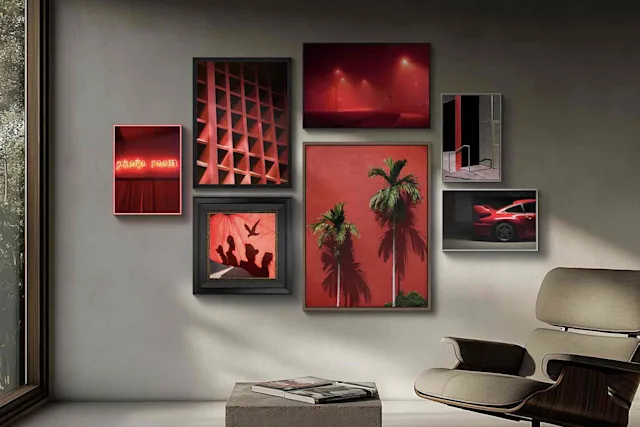Wand mit sieben gerahmten Bildern, darunter rote Neonlichter, Palmen, ein Auto und Silhouetten von Menschen.