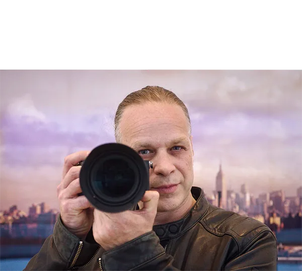 portrait of Karsten Staiger holding a camera.