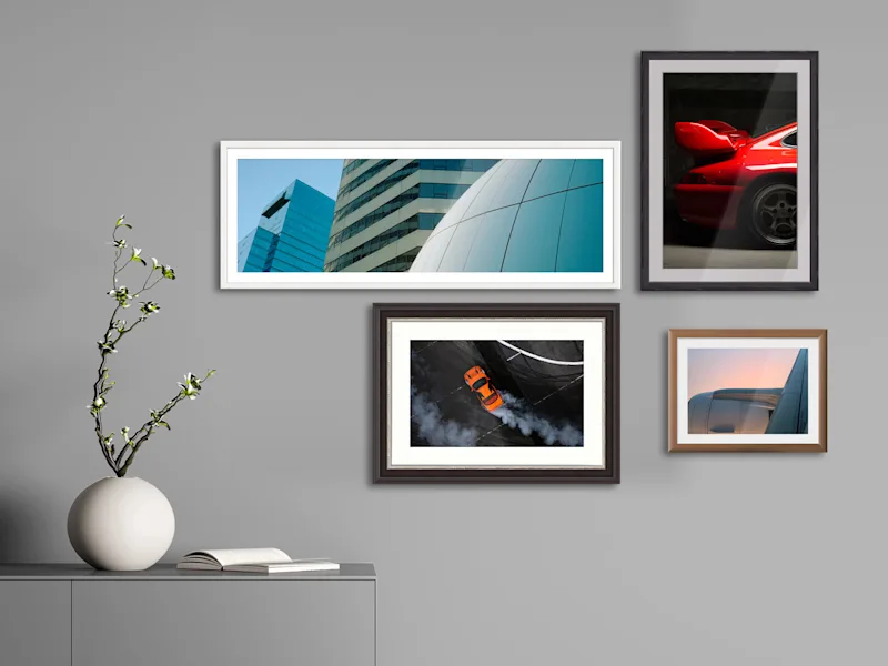 Meerdere fotoafdrukken op Fujiflex glanzend in lijsten, opgehangen aan een muur.