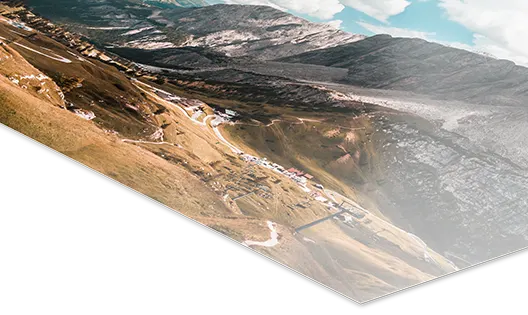 Nahaufnahme eines Fuji Crystal DP II-Fotodabzugs, der ein Bergdorf zeigt.