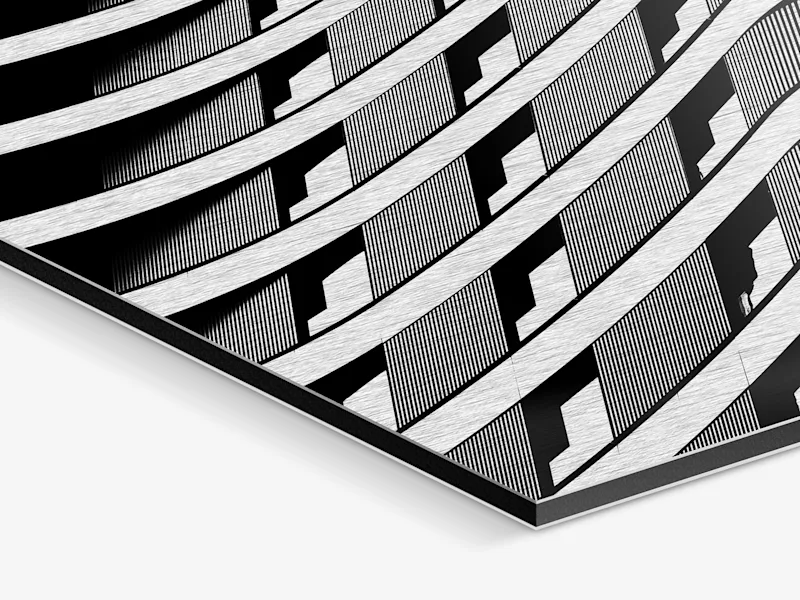 Gros plan d'une façade de maison sur une impression directe sur aluminium brossé argenté.