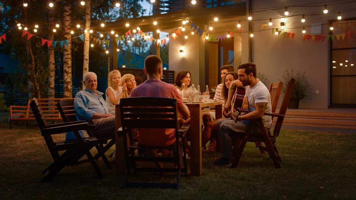 Family at dinner.