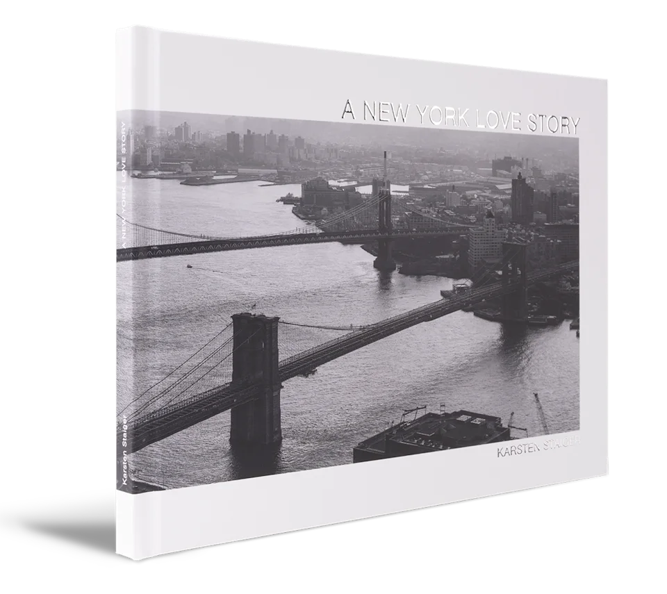 Ein Bildband mit silbernem Relief-Lack und dem Titel „A New York Love Story“ präsentiert ein Stadtbild von Karsten Staiger auf dem Cover.