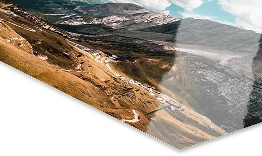 Nahaufnahme eines Fuji Crystal DP II-Fotodabzugs, der ein Bergdorf zeigt.