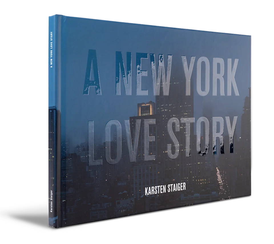 Ein Bildband mit dem Titel „A New York Love Story“ zeigt auf dem Cover ein Stadtbild von Karsten Staiger.