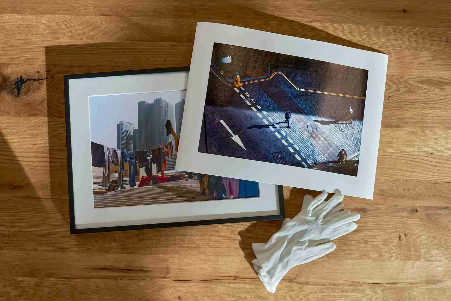 Zwei Fine Art Prints mit weißen Rändern, die übereinander gelegt sind, wobei der untere gerahmt ist.