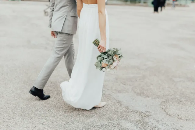 Pareja de novios caminando cogidos de la mano, foto de Katharina Wergen.