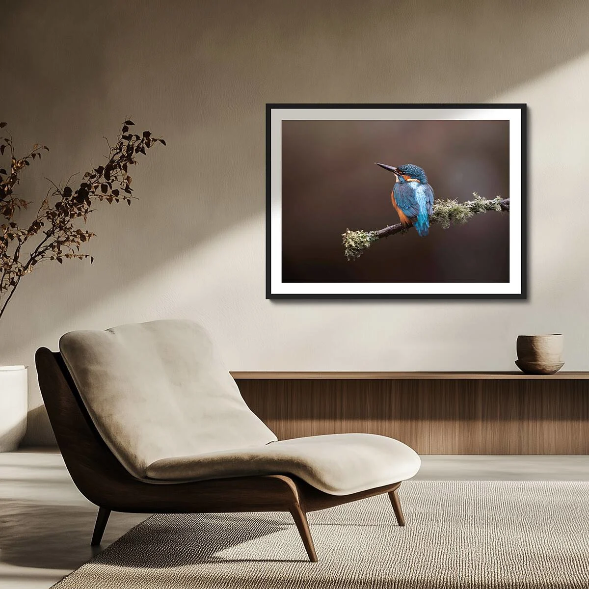 Pannello murale raffigurante un martin pescatore in passepartout, collocato in un salotto con poltrona in primo piano.