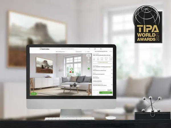 Écran d'ordinateur affichant l'interface d'un logiciel de design d'intérieur avec une visualisation d'un salon moderne et le logo des TIPA World Awards