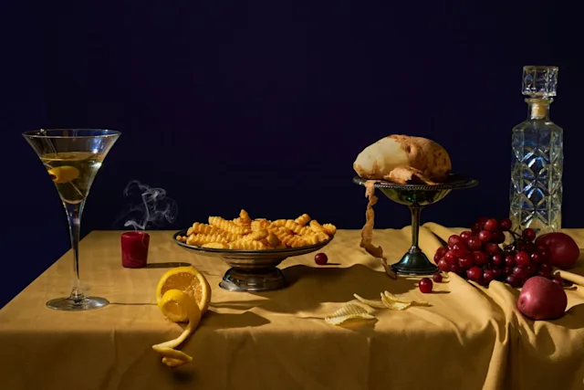 Stilleben American Bodegones Potato von Liz Obert: Fast Food wie Fritten und Chips kunstvoll arrangiert.
