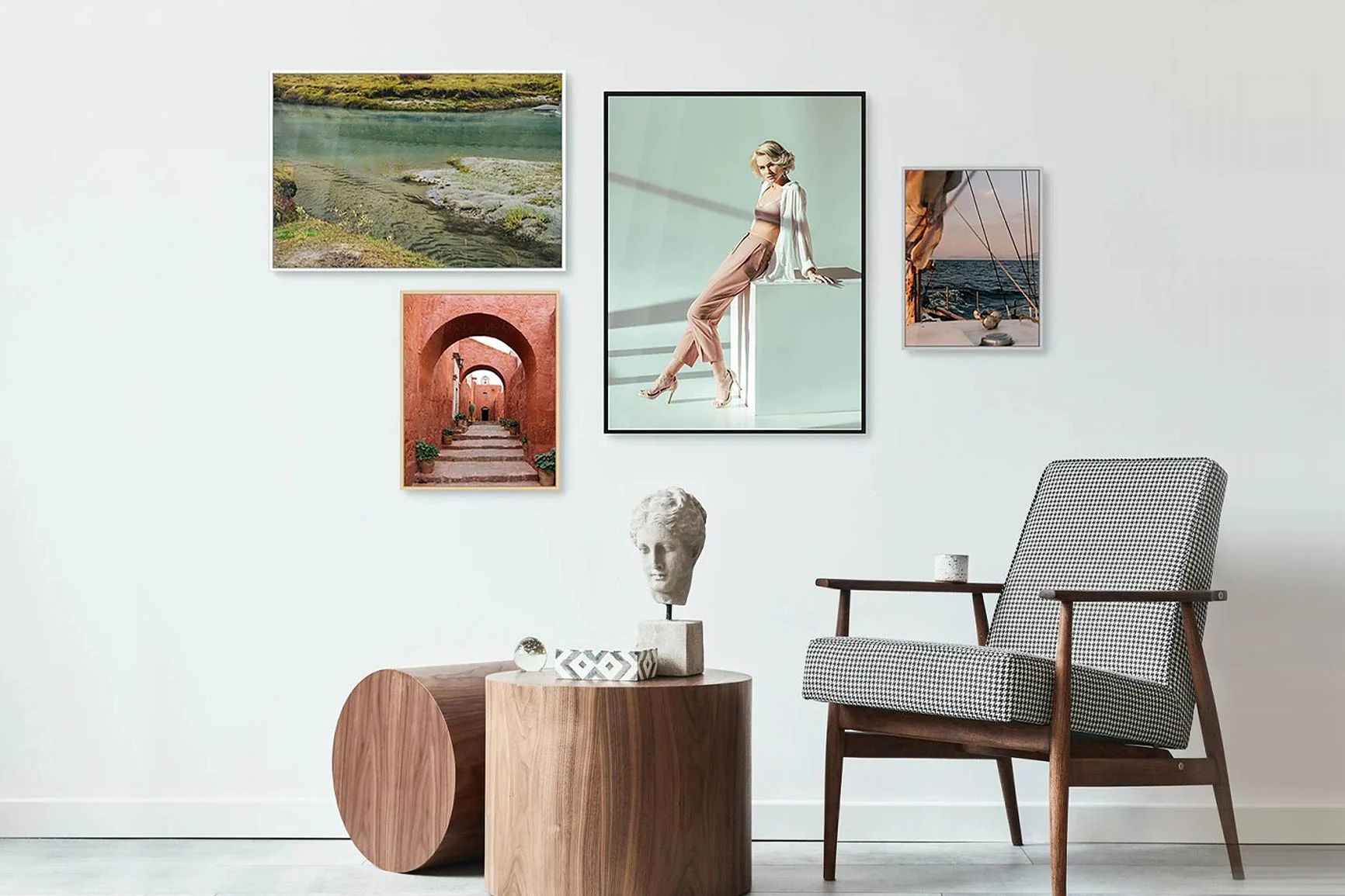 Verschiedene Fotomotive hinter Acryl in Slimline-Einfassung an einer Wand im Wohnzimmer. 