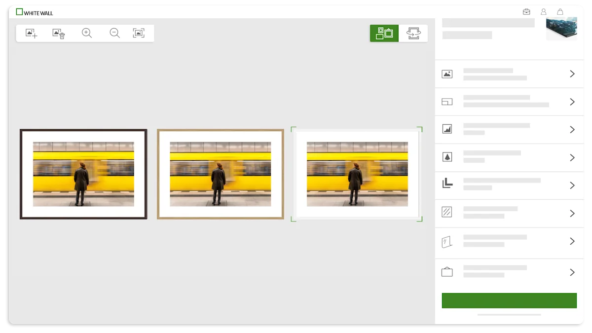 Éditeur en ligne WhiteWall affichant trois tirages encadrés d’une personne debout devant un train jaune flou, dans des cadres noir, en bois et blanc.