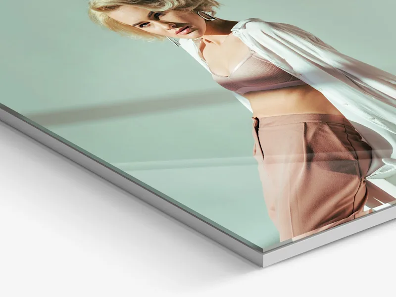 Gros plan sur une impression acrylique avec boîtier Slimline.