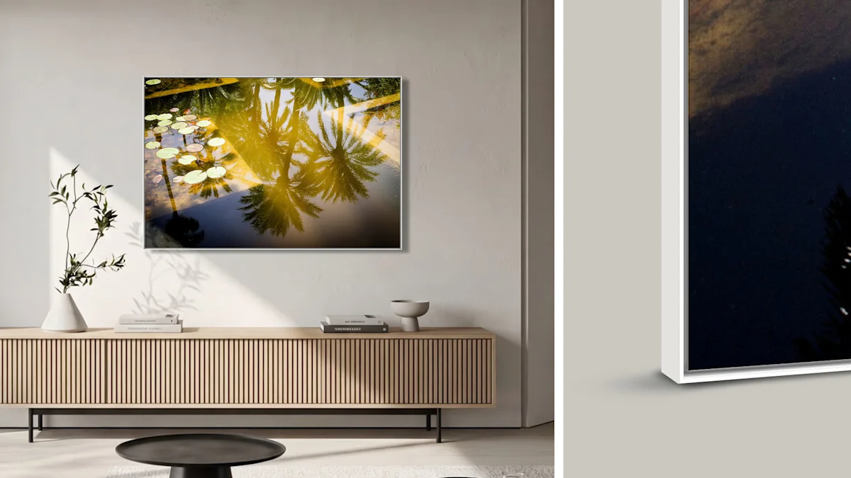 Geteilte Ansicht: Links ein Wandbild über einem Sideboard; rechts eine Detailaufnahme des weißen ArtBox-Rahmenprofils, das das Motiv schmal einfasst.