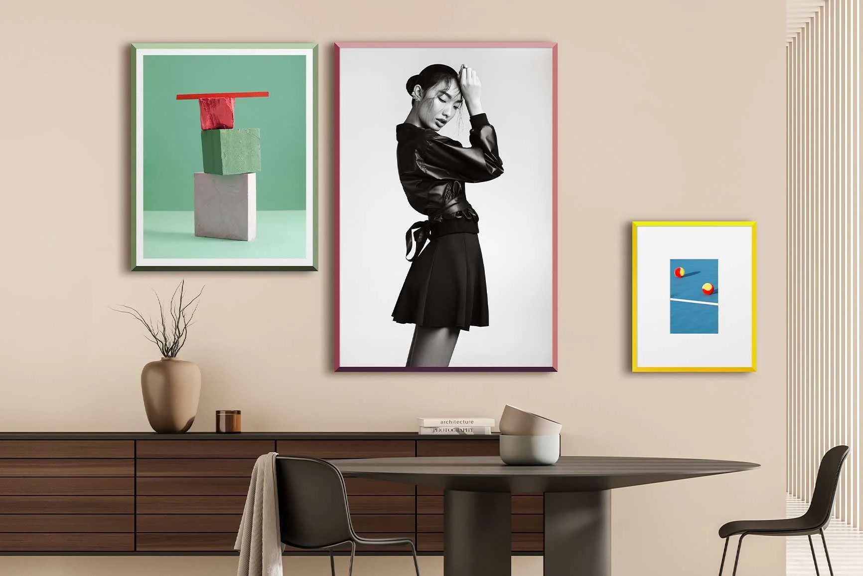 WhiteWall Design Edition von Studio Besau-Marguerre: Drei gerahmte Bilder mit unterschiedlichen Motiven und Rahmenfarben an einer Wand.