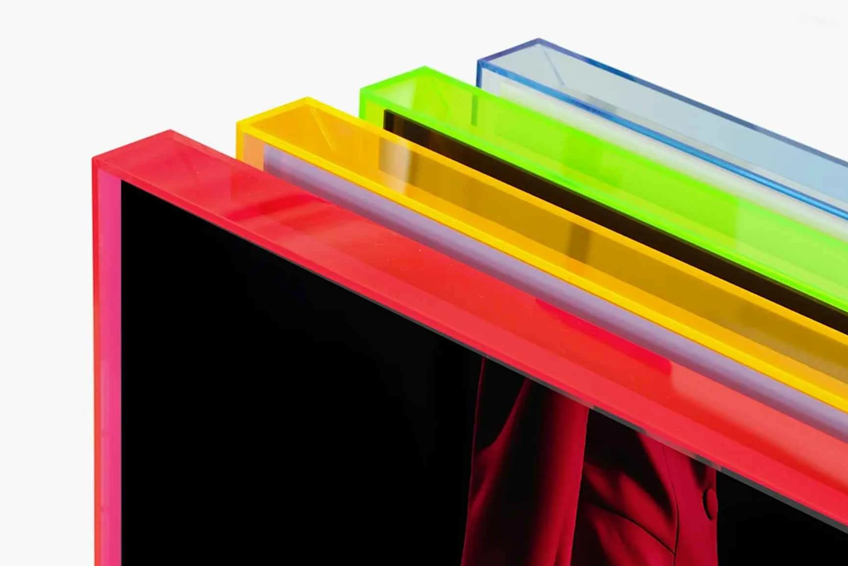 Primo piano di quattro cornici trasparenti in stile pop art nei colori rosso, giallo, verde e blu disposte una accanto all'altra.