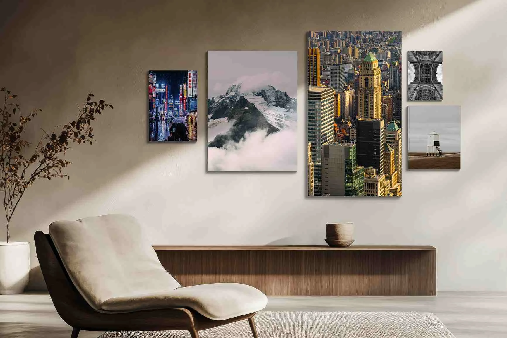 Mehrere Fotoabzüge hinter Acrylglas mit unterschiedlichen Motiven an einer Wand.