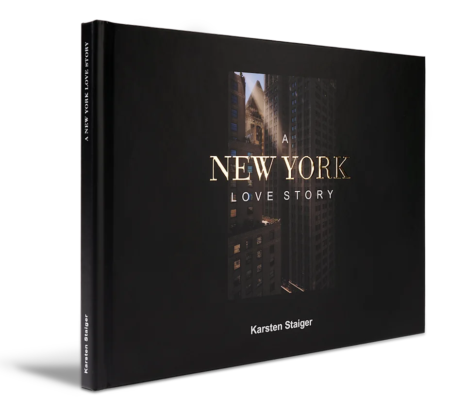 Ein Bildband mit goldenem Relief-Lack und dem Titel „A New York Love Story“ zeigt auf dem Cover ein Stadtbild.