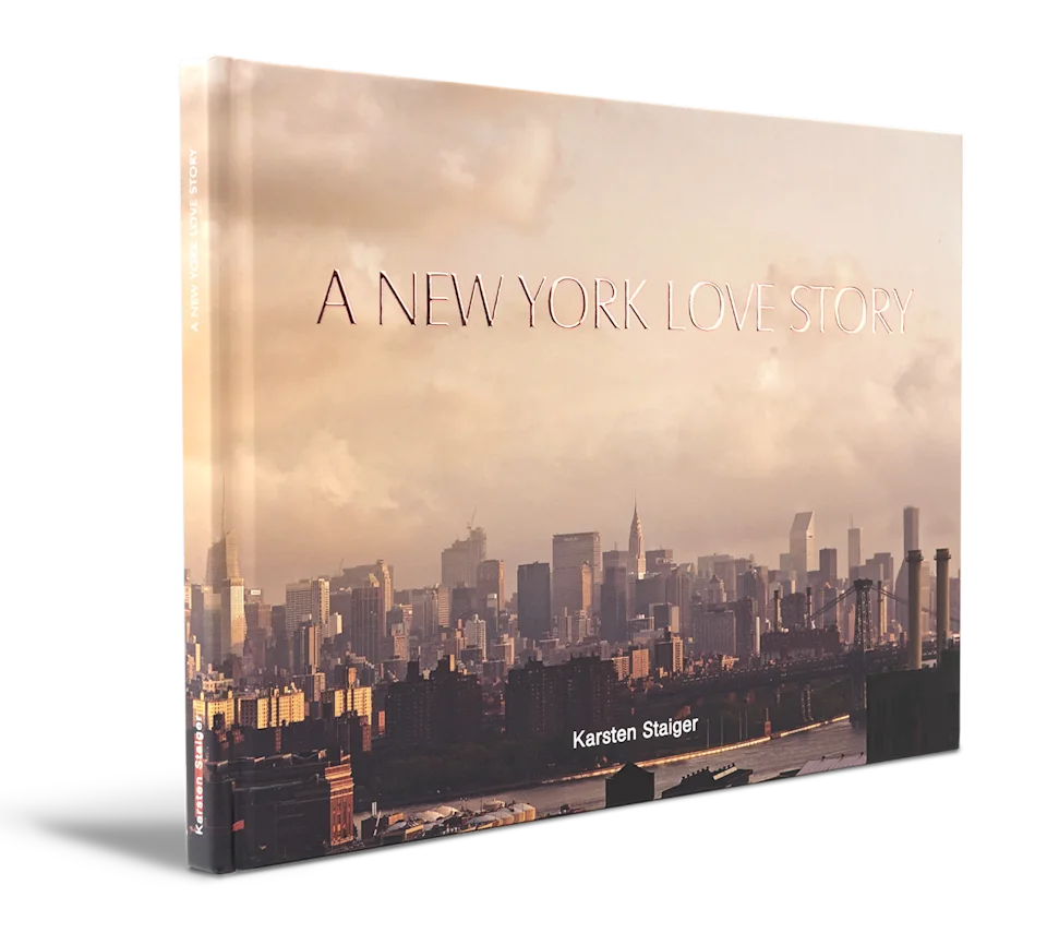 Ein Bildband mit roségoldfarbenem Relief-Lack und dem Titel „A New York Love Story“ zeigt auf dem Cover ein Stadtpanorama.