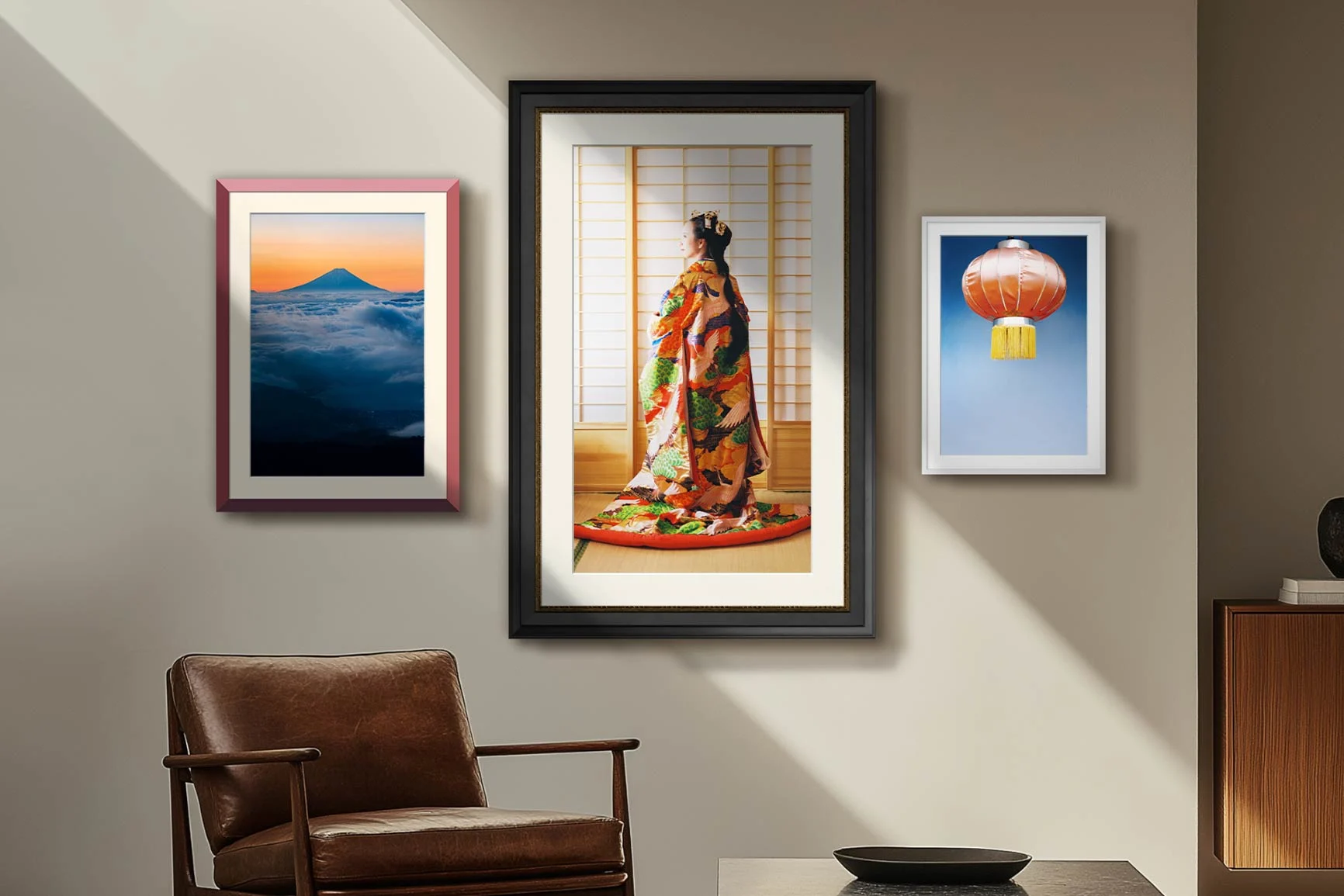 Tre immagini incorniciate su una parete, l'immagine centrale mostra una persona, a sinistra una montagna, a destra una lanterna cinese.