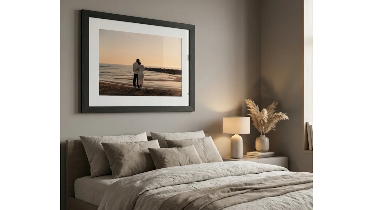 Moderne slaapkamer met grijze beddengoed, tafellampen en een grote ingelijste foto van een strandzonsondergang boven het bed