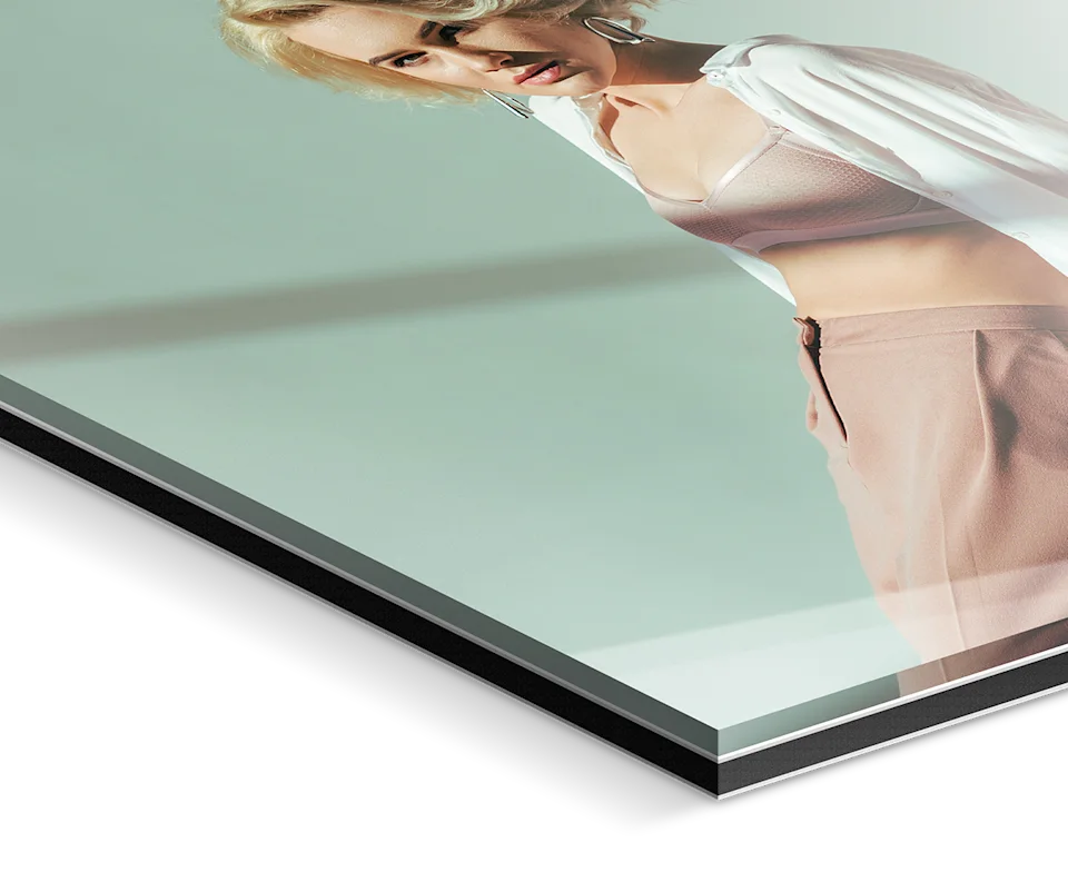 Gros plan d'une photographie derrière du plexi dans un cadre Slimline brillant.