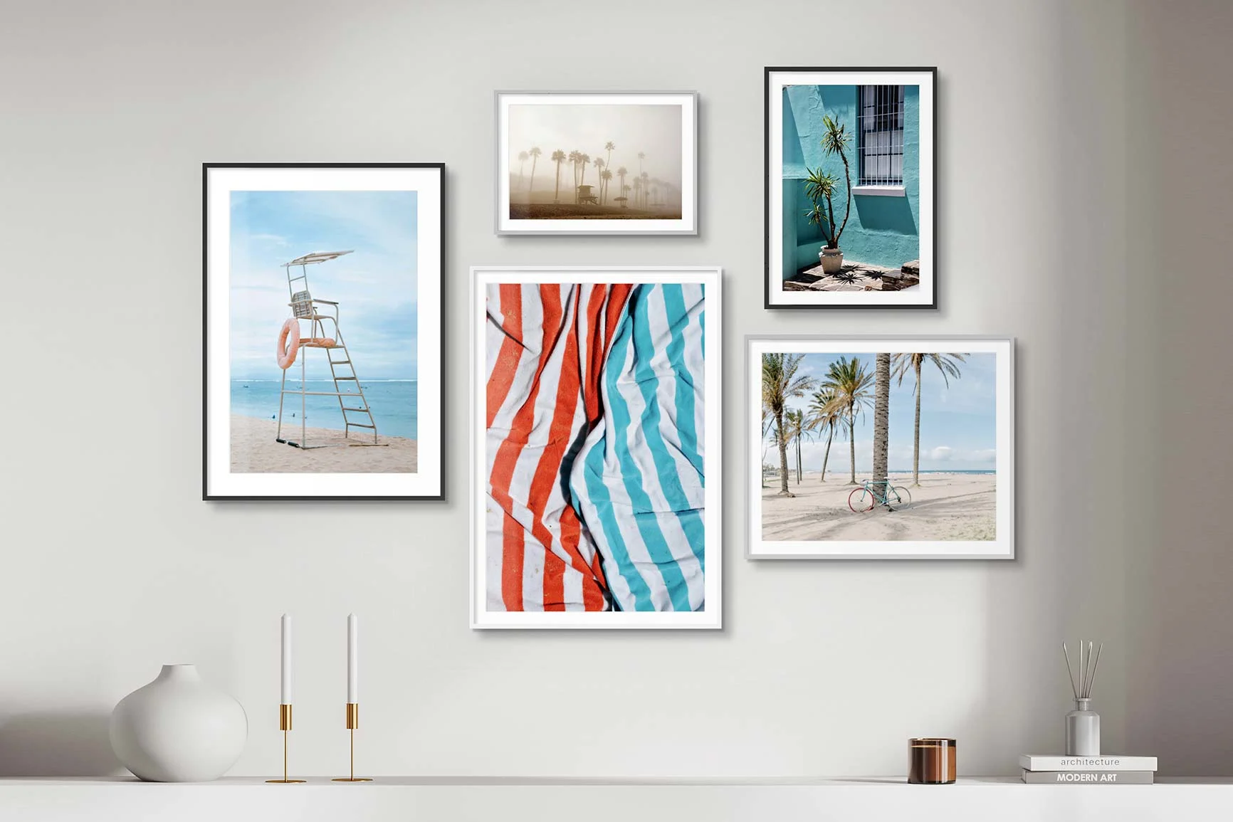 Cinque fotografie incorniciate appese a una parete mostrano diversi motivi legati alla spiaggia.