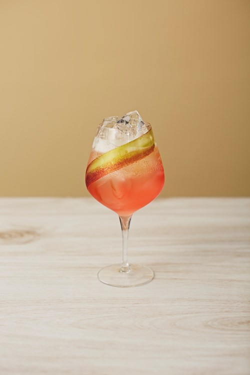 Grove Cup Seedlip Grove 42 cocktail with ginger ale and Rhubarb Tea