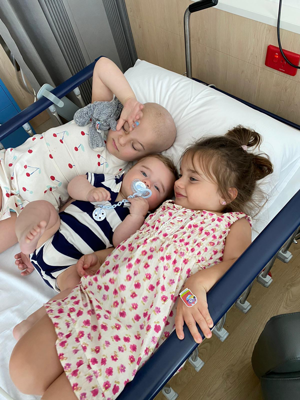 Isla and her siblings in hospital bed